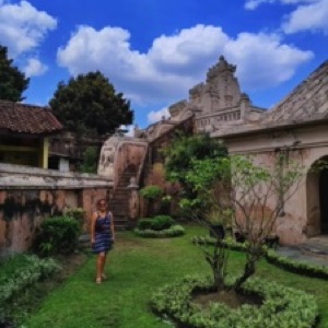 Depuis Yogyakarta, au centre de l'île de Java, on trouve à proximité le temple bouddhique de Borobudur, à l'ouest, et le temple hindouiste de Prambanan, à l'est..#Indonesia #temple #borobudur